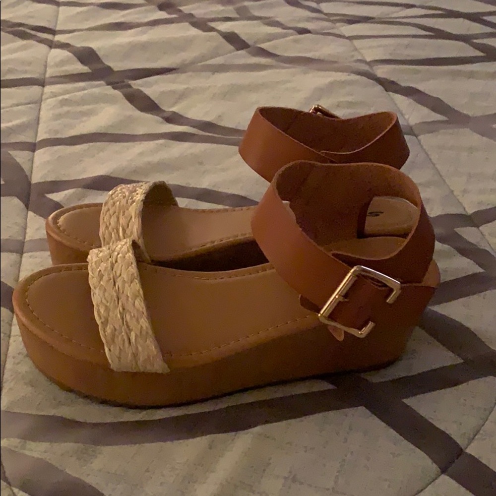 Cute sandals size 8 - wish they fit me!!!
